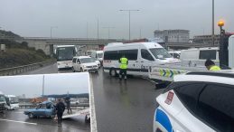 Başakşehir'de TIR, otomobile arkadan &ccedil;arptı: 2 şerit trafiğe kapatıldı