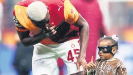 Başkan Dursun &Ouml;zbek, Futbolculara 2 Milyon Euro Prim M&uuml;jdesi Verdi