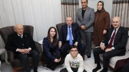 Başkan Erdoğan ve Bah&ccedil;eli'den Depremzede Aileye Ziyaret