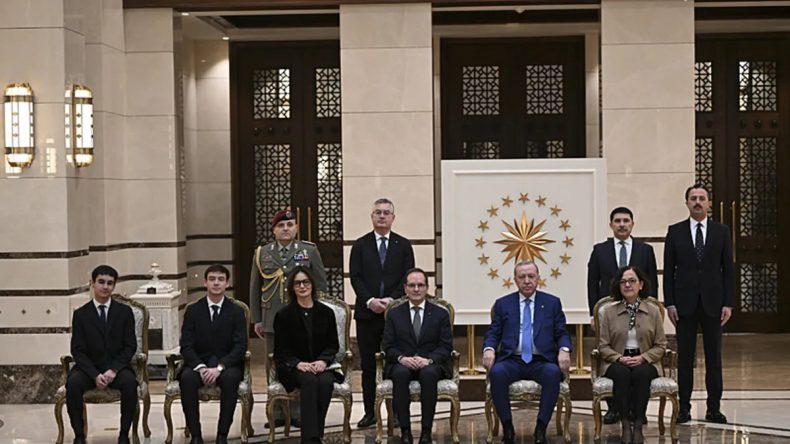 Başkan Erdoğan'a &Uuml;&ccedil; &Uuml;lkenin B&uuml;y&uuml;kel&ccedil;ilerinden G&uuml;ven Mektubu