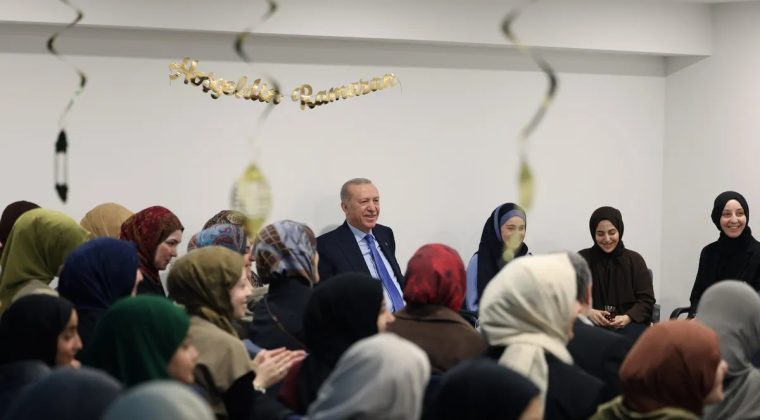 Başkan Erdoğan'dan Marmara &Uuml;niversitesi Kız &Ouml;ğrenci Yurduna Ziyaret