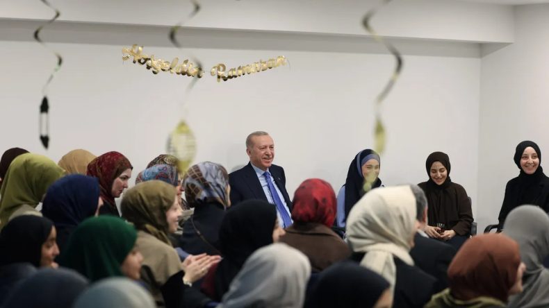 Başkan Erdoğan'dan Marmara &Uuml;niversitesi Kız &Ouml;ğrenci Yurduna Ziyaret