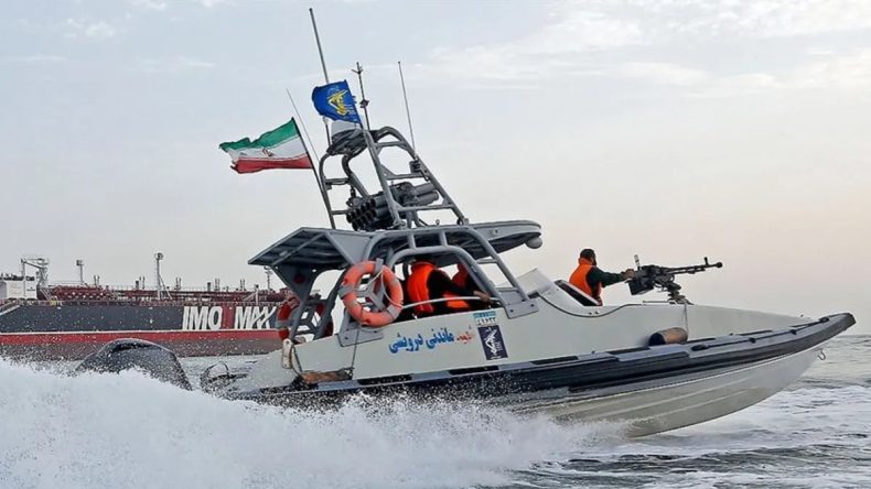 Basra K&ouml;rfezi&rsquo;nde İran'ın 2 Tankere Saldırısı: 15 Yabancı M&uuml;rettebat G&ouml;zaltında!