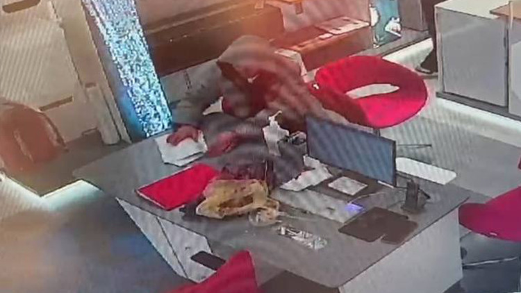 İş Başvurusu İçin Geldi, Müdürün Telefonunu Çaldı