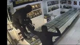 Batman'da Korkun&ccedil; Hırsızlık: Kuyumcu &Ccedil;alışanını Darbedip 1 Kiloya Yakın Altın &Ccedil;aldılar!