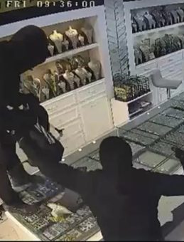 Batman'da Korkun&ccedil; Hırsızlık: Kuyumcu &Ccedil;alışanını Darbedip 1 Kiloya Yakın Altın &Ccedil;aldılar!