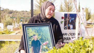Batuhan'ın Annesi Mezarı Başında Adalet Talep Etti: Oğlum Mezarda, Katiller Dışarıda
