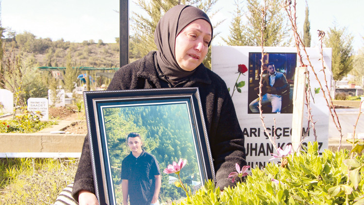 Batuhan'ın Annesi Mezarı Başında Adalet Talep Etti: Oğlum Mezarda, Katiller Dışarıda