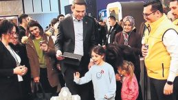 Bayraktar, K&uuml;lliye Etkinliğine Kızlarıyla Birlikte Katıldı