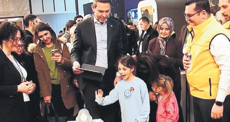 Bayraktar, K&uuml;lliye Etkinliğine Kızlarıyla Birlikte Katıldı