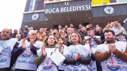 Belediye &Ccedil;alışanlarının &Uuml;cretlerinin &Ouml;denmemesi Nedeniyle İş Bırakma Eylemi