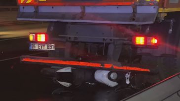 Belediye Temizlik Aracına &Ccedil;arpan Motosikletteki İki Kişi Hayatını Kaybetti