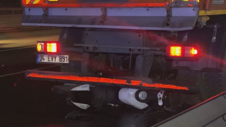 Belediye Temizlik Aracına &Ccedil;arpan Motosikletteki İki Kişi Hayatını Kaybetti