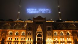 Berat Kandili t&uuml;m yurtta kutlandı: 81 ilde camiler dolup taştı