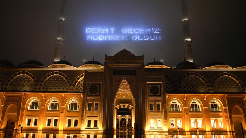 Berat Kandili tüm yurtta kutlandı: 81 ilde camiler dolup taştı