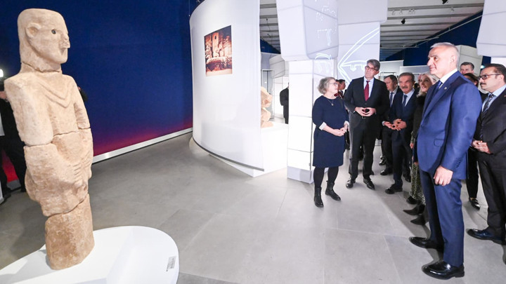 Berlin&rsquo;de Taş Tepeler Sergisi A&ccedil;ıldı: Bakan Ersoy 12 Bin Yıllık Tarihi Sunuyor