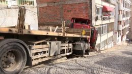 Beşiktaş'ta facianın eşiğinden d&ouml;n&uuml;ld&uuml;: Freni boşalan TIR binaya &ccedil;arptı!