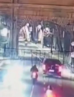 Beşiktaş&rsquo;ta Sollama Yapan 22 Yaşındaki Berat Hayatını Kaybetti; Kaza Anı G&uuml;venlik Kamerasında