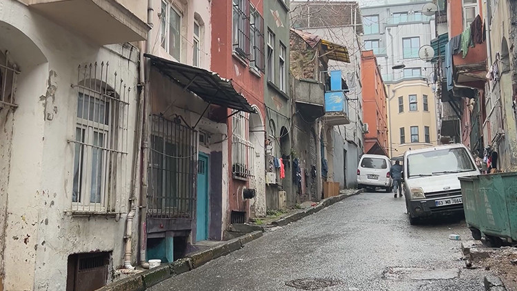Beyoğlu'nda &uuml;z&uuml;c&uuml; olay: 6 aylık bebeğin vefatının ardından anne ve bakıcı g&ouml;zaltına alındı