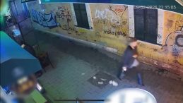 Beyoğlu&rsquo;nda Kadın Turistin Yere D&uuml;şen Paralarını Toplayan Esnaf: Teşekk&uuml;r Bile Etmedi, Sa&ccedil;ını Tarayıp Gitti