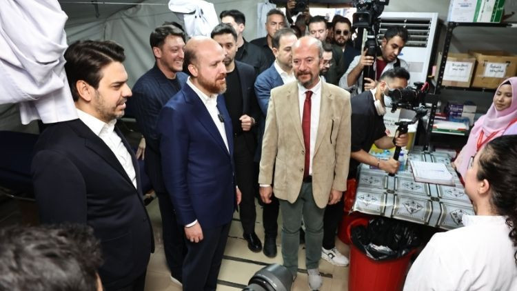 Bilal Erdoğan ve TİKA Başkanı Eren, Bangladeş'teki M&uuml;lteci Kampı ve Hastaneyi Ziyaret Etti