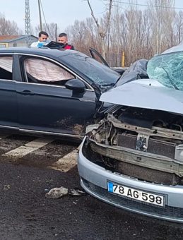 Bing&ouml;l'de Otomobiller &Ccedil;arpıştı: 1 &Ouml;l&uuml;, 5 Yaralı