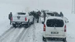 Bir an da geldi! S&uuml;r&uuml;c&uuml;ler kar ve fırtına ile baş başa kaldı: Yolda mahsur kaldılar