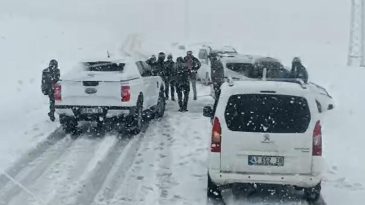 Bir an da geldi! S&uuml;r&uuml;c&uuml;ler kar ve fırtına ile baş başa kaldı: Yolda mahsur kaldılar