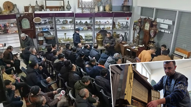 Bir Hediyeyle Hayatını Değiştiren Genç: Topladıklarını İş Yerinde Sergiliyor!