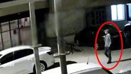 Bir tablet i&ccedil;in korkun&ccedil; anlar! Hırsızın evdeki Hatice'yi &ccedil;ocuklarının g&ouml;zleri &ouml;n&uuml;nde bı&ccedil;aklaması