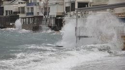 Bodrum'da Feribot Seferleri Fırtına Nedeniyle İptal Edildi: Dalgalar 3 Metreyi Ge&ccedil;ti!