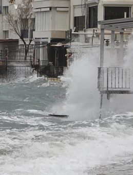 Bodrum'da Feribot Seferleri Fırtına Nedeniyle İptal Edildi: Dalgalar 3 Metreyi Ge&ccedil;ti!