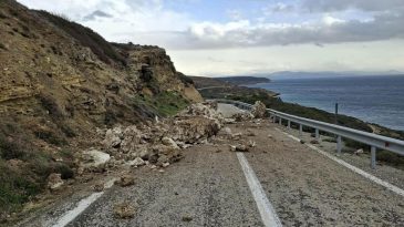 Bozcaada'da Sağanak Sonrası Heyelan Oluştu