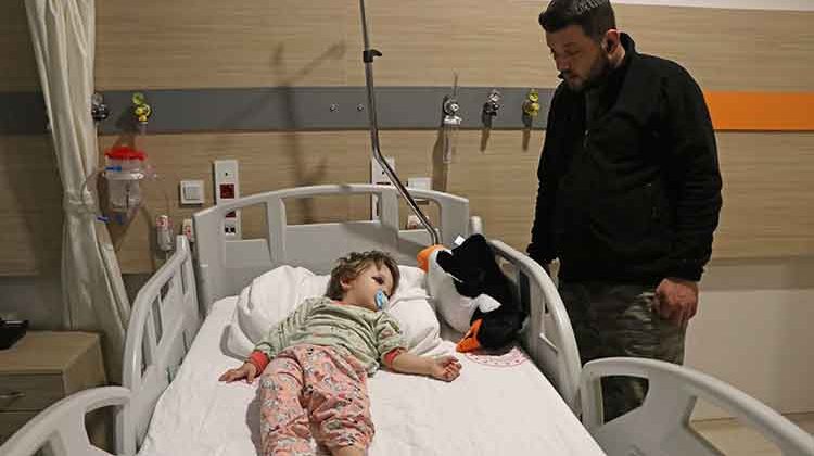 Bu nasıl vicdansızlık! Baba ile 14 aylık kızı komşuları tarafından darbedildi