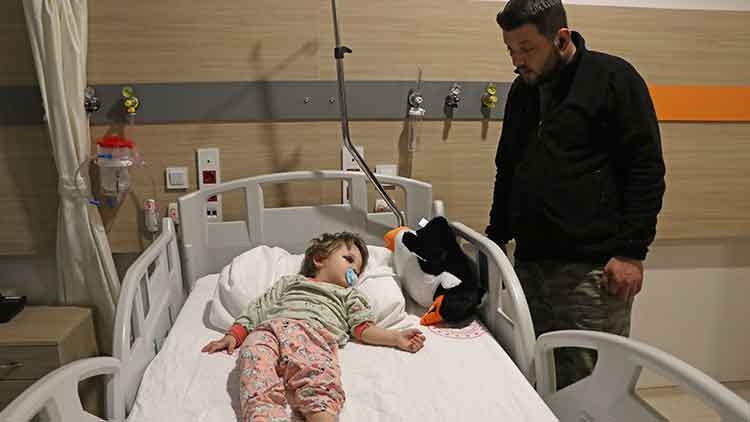 Bu nasıl vicdansızlık! Baba ile 14 aylık kızı komşuları tarafından darbedildi