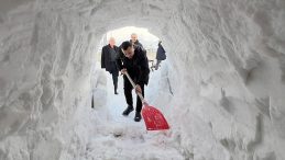 Bu şehirde kış şartları &ccedil;etin! Esnaf, d&uuml;kkanına ulaşabilmek i&ccedil;in kardan t&uuml;nel oluşturdu