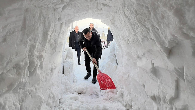 Bu şehirde kış şartları &ccedil;etin! Esnaf, d&uuml;kkanına ulaşabilmek i&ccedil;in kardan t&uuml;nel oluşturdu