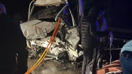 Burdur'da feci kaza: Kamyonet ile TIR birbirine girdi! 2'si ağır 3 yaralı