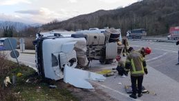 Bursa'da Faciaya Yol A&ccedil;an Kaza: Beton Tankeri Ref&uuml;je Devrildi, S&uuml;r&uuml;c&uuml; Hayatını Kaybetti