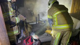 Bursa&rsquo;da İki Katlı Evde Yangın: İtfaiye Ekipleri Hızla M&uuml;dahale Etti