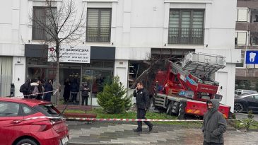 B&uuml;y&uuml;k&ccedil;ekmece'de Asans&ouml;rl&uuml; Nakliye Kamyonu Diş Polikliniğine Girdi