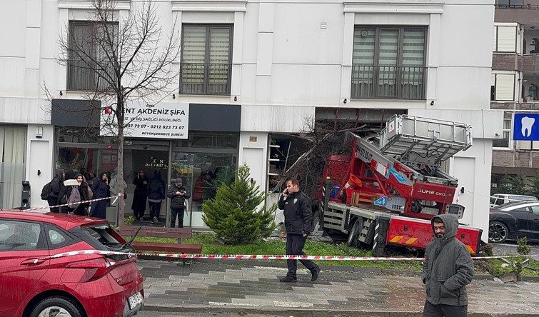 B&uuml;y&uuml;k&ccedil;ekmece'de Asans&ouml;rl&uuml; Nakliye Kamyonu Diş Polikliniğine Girdi