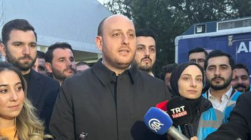 B&uuml;y&uuml;kg&uuml;m&uuml;ş, 'Gen&ccedil;Nokta' &ccedil;adırında vatandaşlarla iftar yaptı