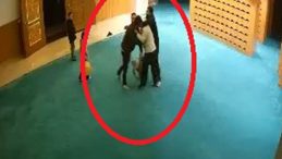 Camide Gerilim: Ayakkabısı Bulunamayan Kişi G&ouml;revlilere Saldırdı