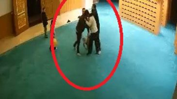 Camide Gerilim: Ayakkabısı Bulunamayan Kişi G&ouml;revlilere Saldırdı