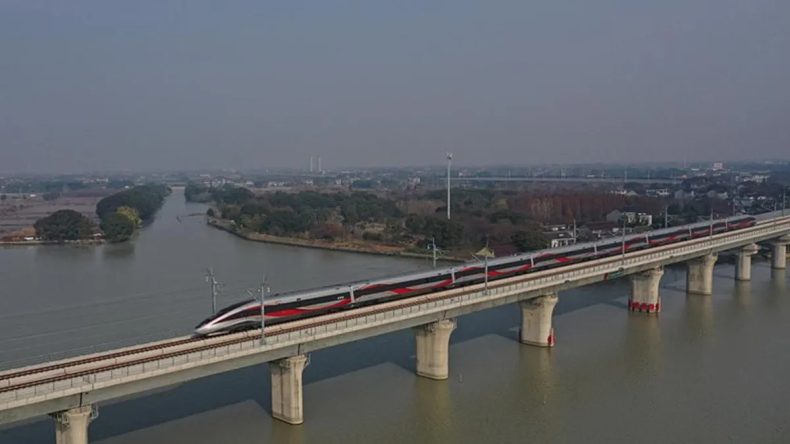 &Ccedil;in'de Demir Yolu K&ouml;pr&uuml;s&uuml; &Ccedil;&ouml;kt&uuml;: 5 Kişi Hayatını Kaybetti