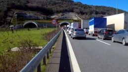 &Ccedil;atalca T&uuml;neli'nde Atık Madde Taşıyan Tanker Devrildi