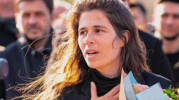 &Ccedil;eşme Belediye Başkanı Lal Denizli İfade Vermek İ&ccedil;in Adliyeye Gitti