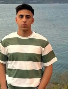 &Ccedil;ocukluk Arkadaşının İncelediği Silahın Kurbanı Oldu