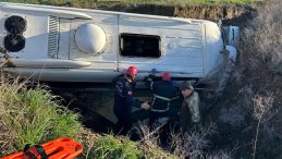 Ceyhan'da Korkun&ccedil; Kaza: &Ouml;ğrenci Servisi Dereye U&ccedil;tu, 2'si Ağır 9 Yaralı